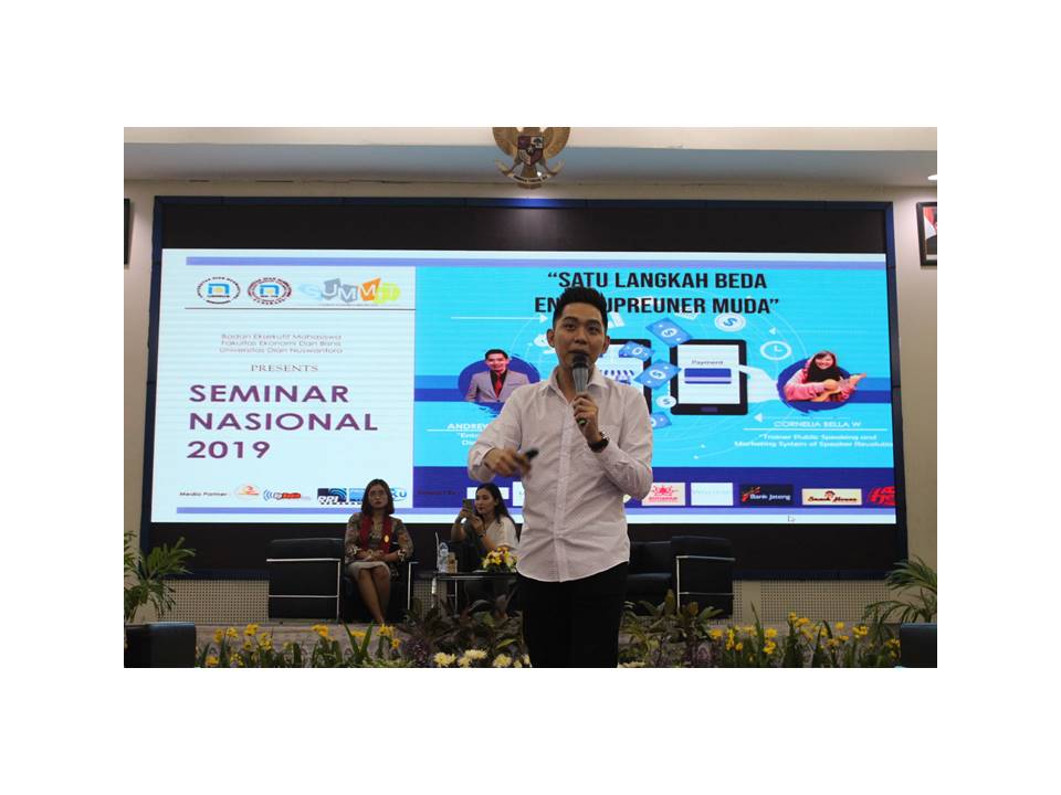 D-2 Pemaparan materi Seminar Nasional oleh Andrew Sugiharto  selaku pembicara